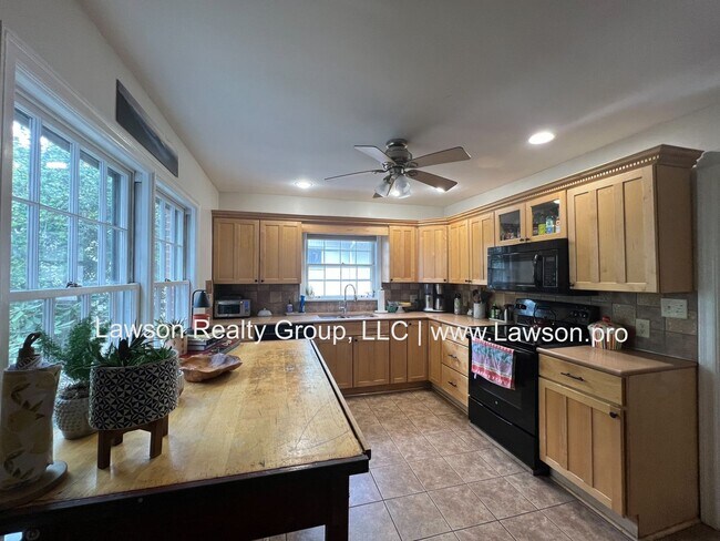 Building Photo - Lovely 4 Bedroom 3 Bath Home in South Roanoke