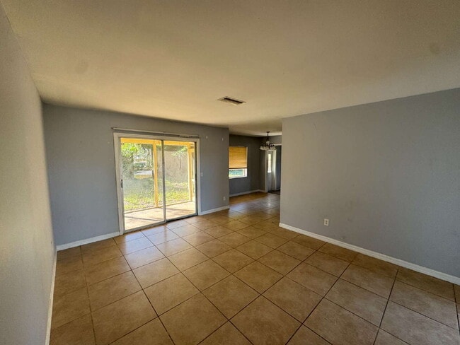 Building Photo - 301 Hickory Ln