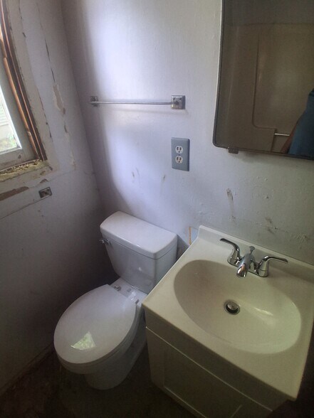 Building Photo - 615 N Almond St