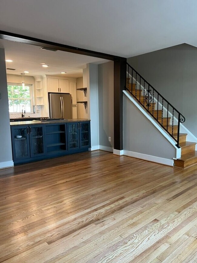 Building Photo - Stylish and updated 3BR 2 BA in superb location!