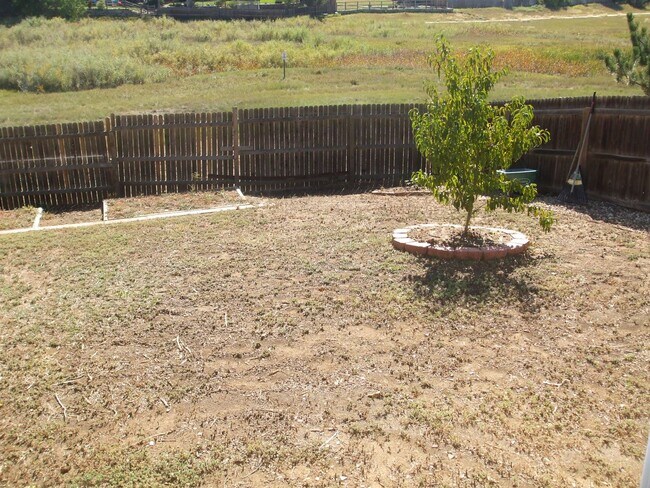 Building Photo - Experience Aurora living in this spacious 3-bedroom, 2-bathroom home