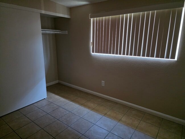 Building Photo - 6553 Desert Queen Ave