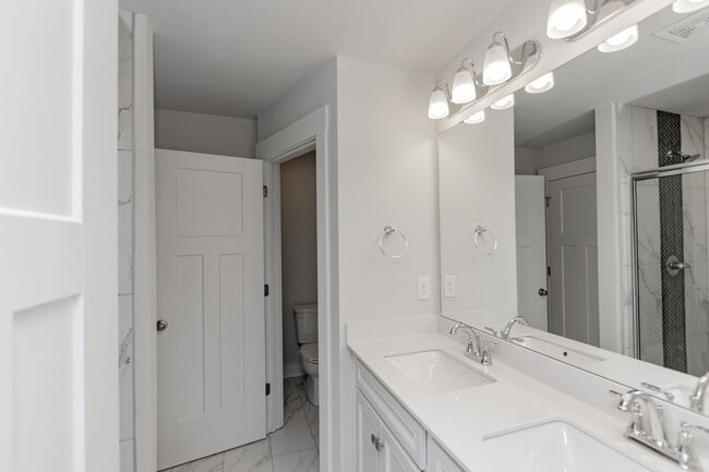 Building Photo - Monte Vista Townhomes