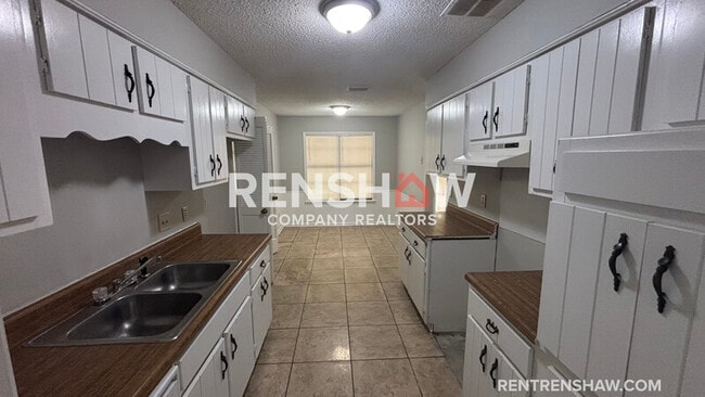 Building Photo - 4644 Benoit Dr