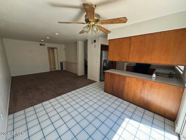 Building Photo - 4053 E Woodland Dr