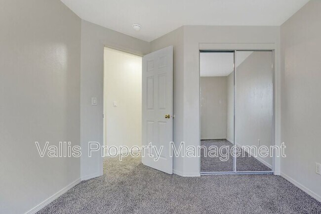 Building Photo - 4422 Remington Pl NE