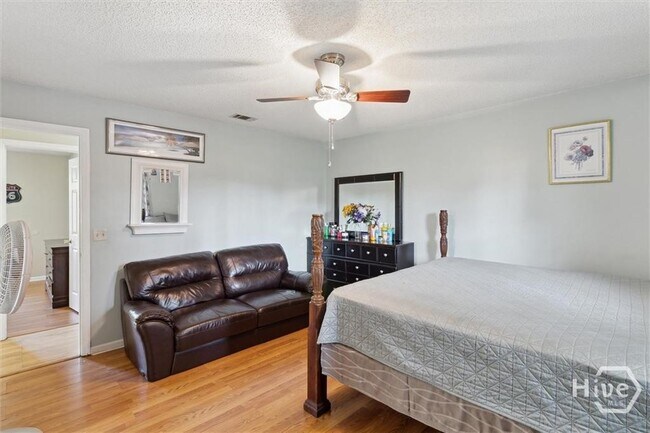 Building Photo - 703 Tray Ct
