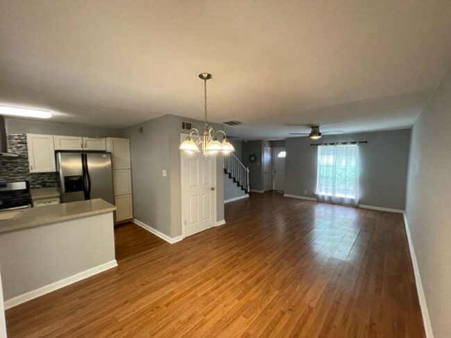 Building Photo - Ready for Move In-Updated Modern Condo 2/2...