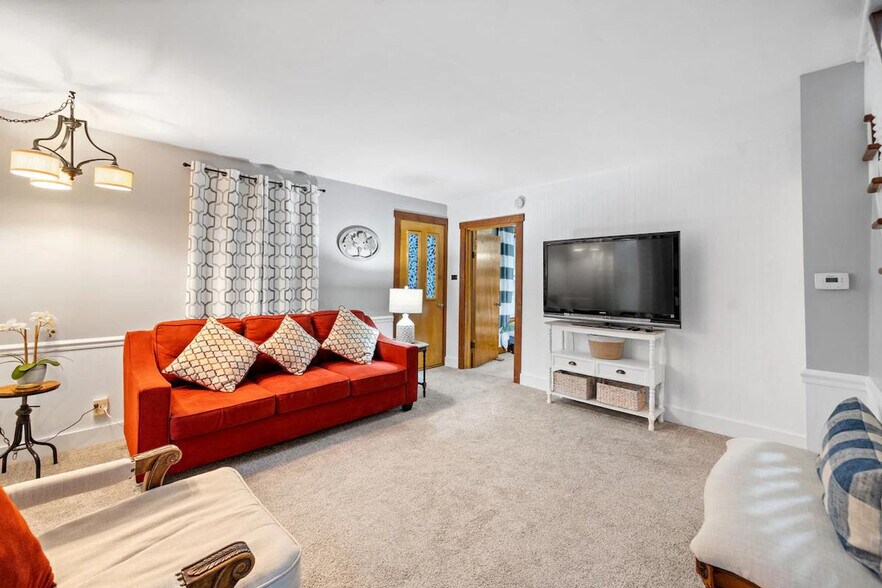Primary Photo - 208 E Spring St