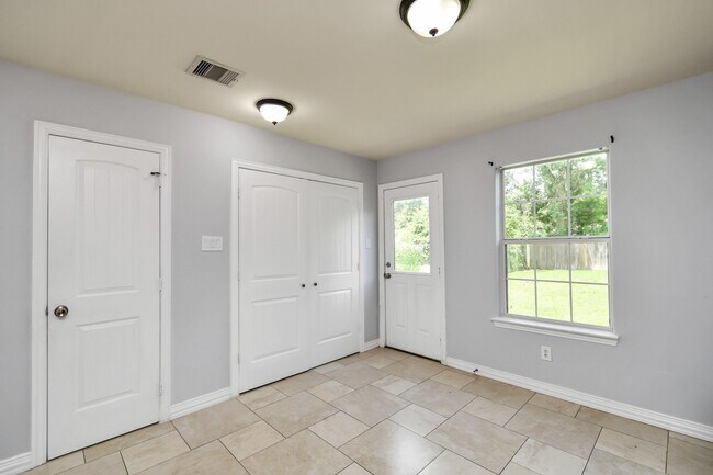 Building Photo - 10022 Raymondville Rd
