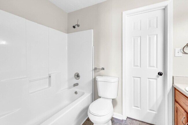 Building Photo - Amazing 3 bedroom 2 bathroom close to Fort...