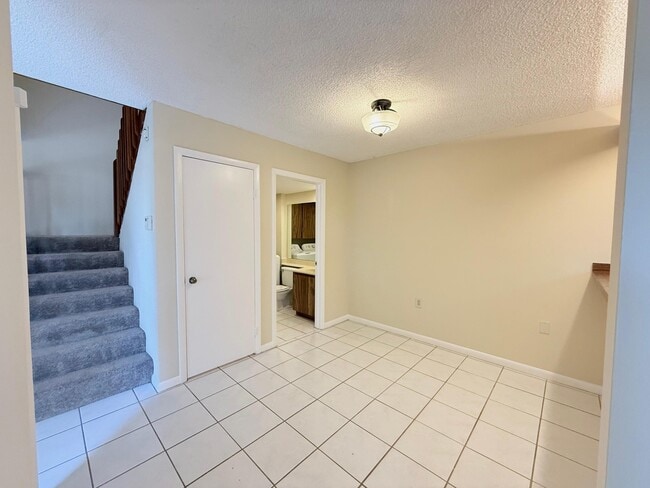 Building Photo - 810 8th Way