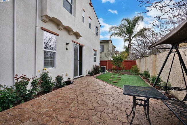 Building Photo - 2016 Maidenhair Way