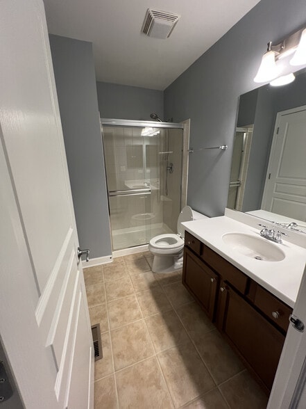 Building Photo - 18 Lakeview Pl