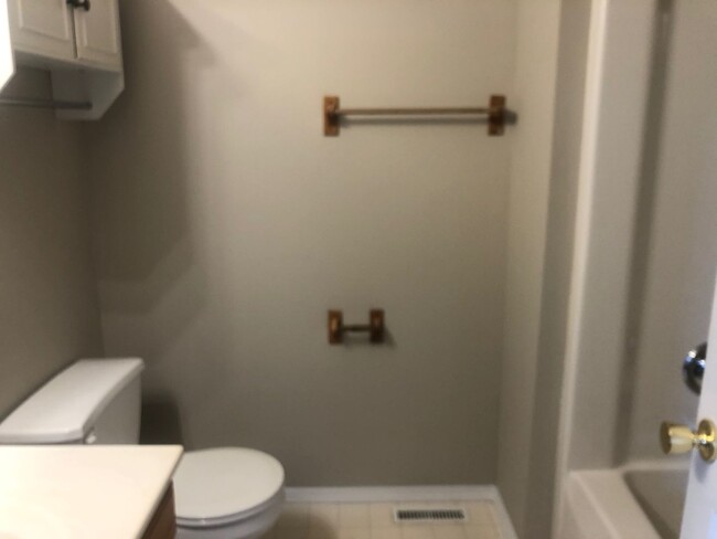 Building Photo - Extremely sharp 3BR 2.5 bath townhouse in ...