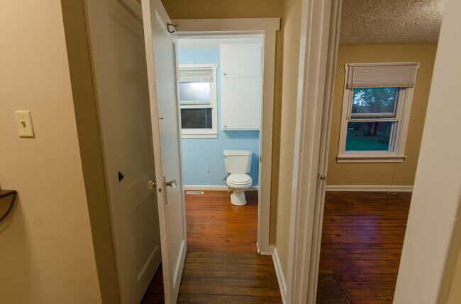 Building Photo - Spacious 3 bedroom, 1 bath Home - Available July 2026!