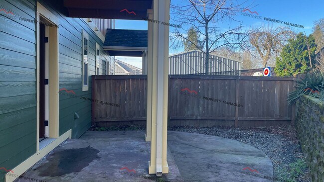 Building Photo - r223a