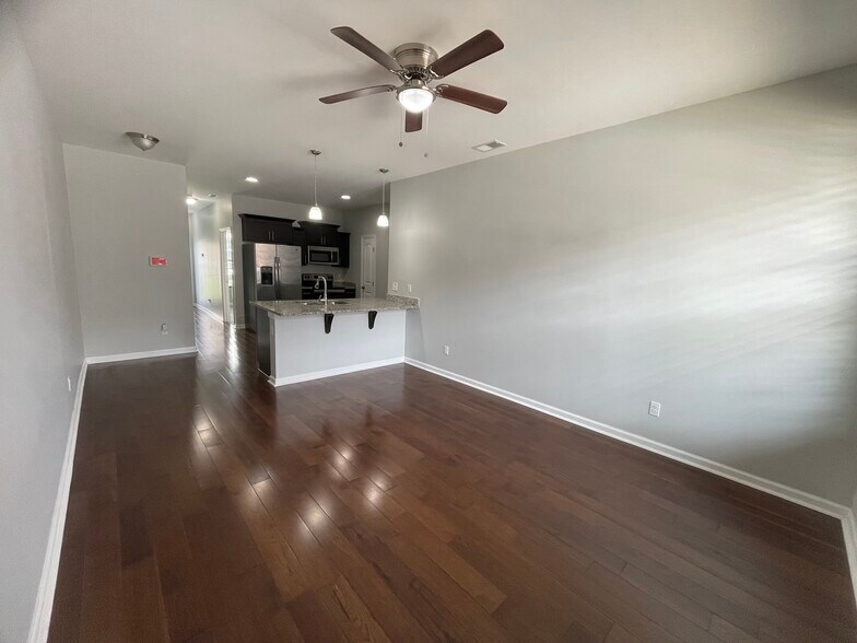 Building Photo - 1605 Villa Cir