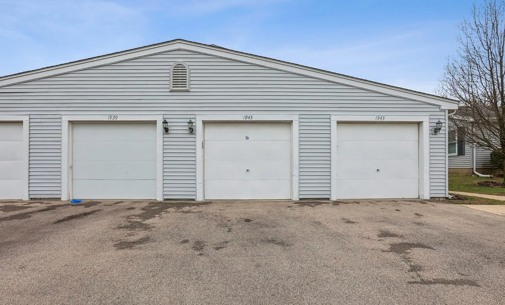 Garage and driveway - 1945 Hancock Dr