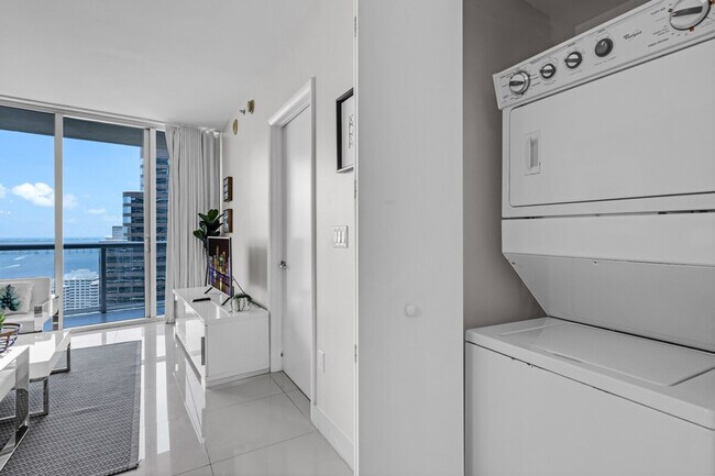 Building Photo - 485 Brickell Ave
