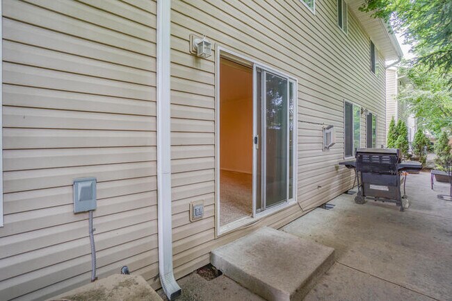 Building Photo - THREE BEDROOM TOWNHOME WITH GARAGE ACROSS FROM SHOPPING AND DINING