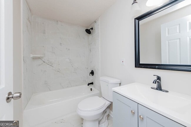 Building Photo - 3584 Log Cabin Dr