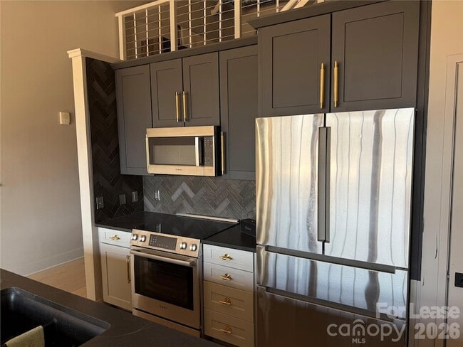 Building Photo - 715 N Graham St