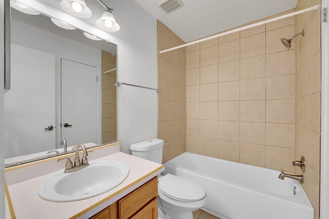 Building Photo - $2,200 - 3 Bed 3 Bath Home with 2 Primary ...