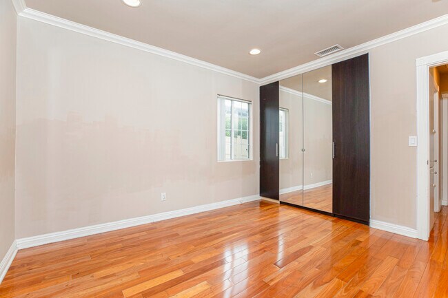 Building Photo - 10557 Helendale Ave