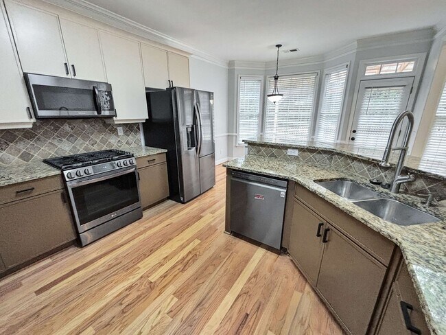 Building Photo - Gorgeous Home in Mableton