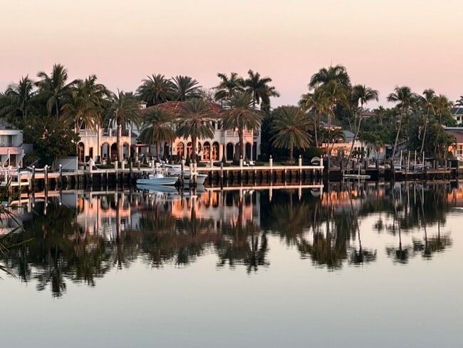 Building Photo - 2727 Yacht Club Blvd