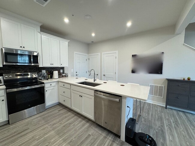 Building Photo - Stunning 2 Bed 2 Bath Interior Townhome In...