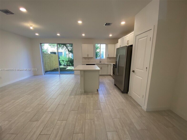 Building Photo - 1048 SE 23rd Ter