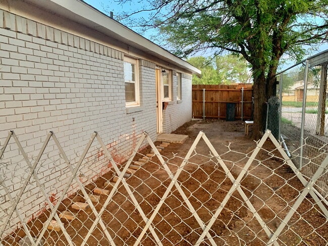 Building Photo - 3 bedroom 1 Bathroom.