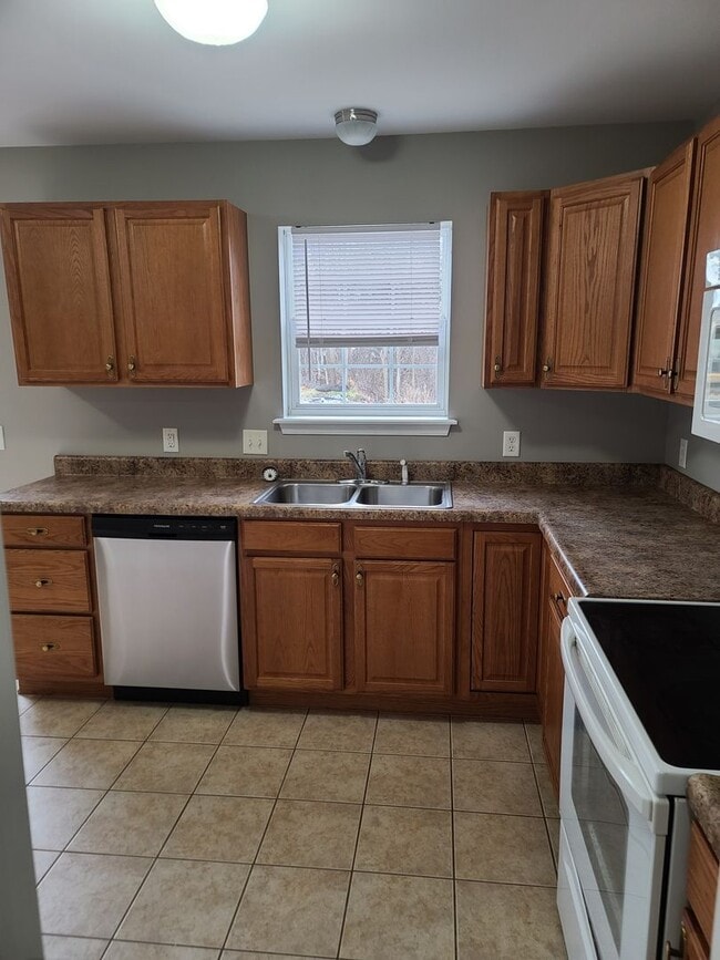 Building Photo - 3 Bedroom 2 1/2 bath Townhome for Rent in Waynesboro