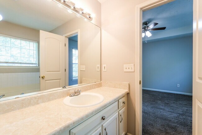 Building Photo - 430 Summer Hill Cir
