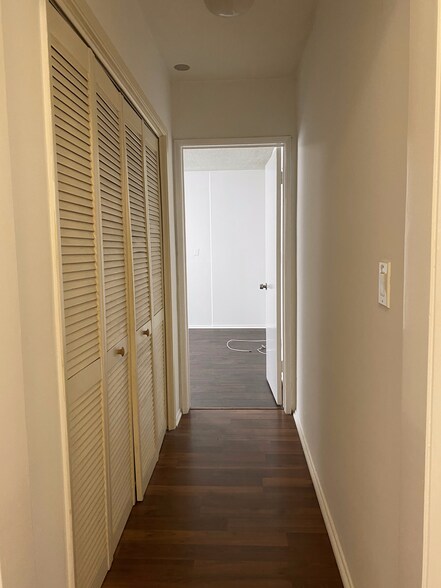 Building Photo - 911 N Harper Ave