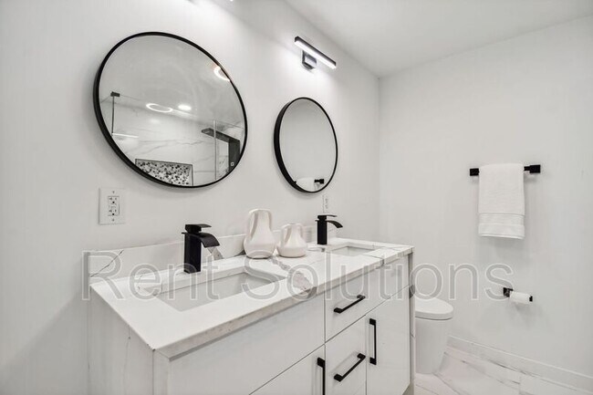 Building Photo - 110 28th Ave N