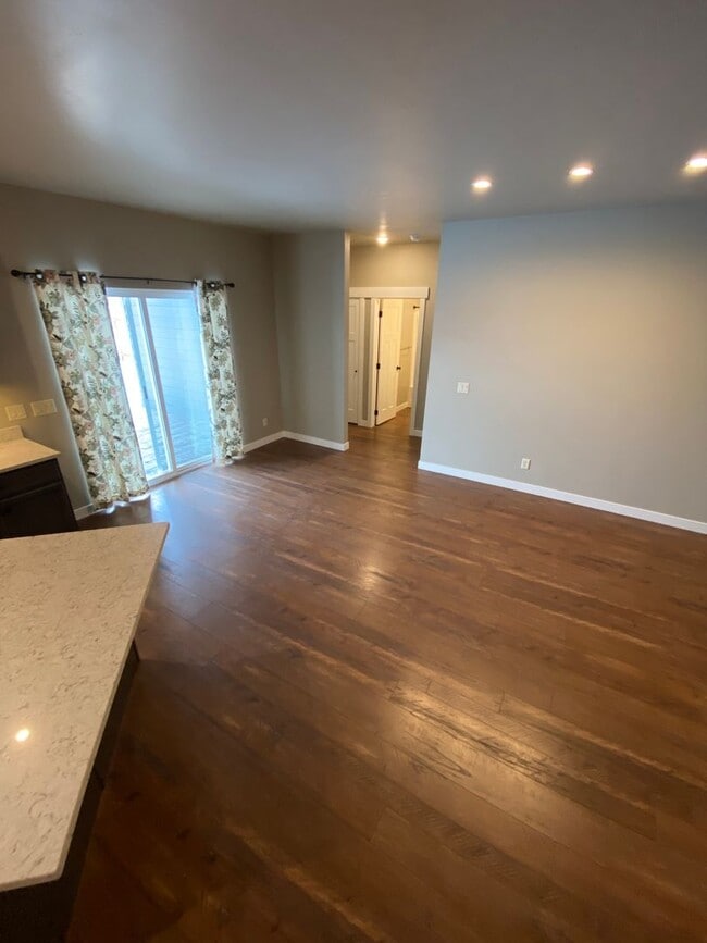 Building Photo - Newer Home - 3 Bedroom - 2 Bath - Corvallis