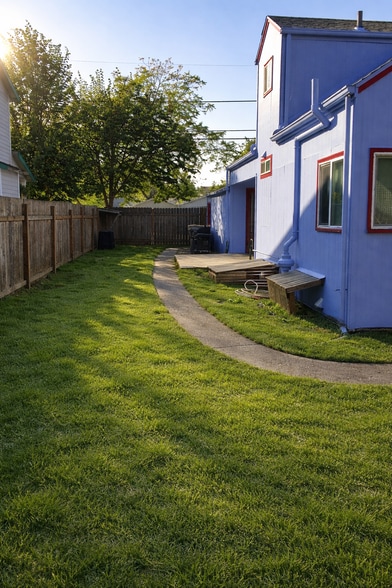 Building Photo - 13304 NE Glisan St