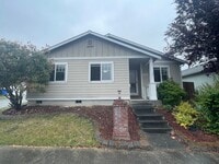Building Photo - Cozy and Comfortable 3 Bedroom Home, Close to Everything!
