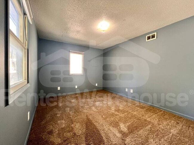 Building Photo - Spacious 2 Bedroom Duplex