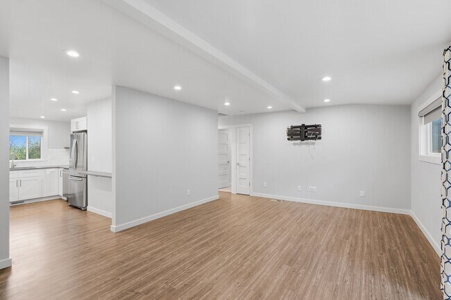 Building Photo - Stunning 4 Bedroom/2 Bathroom West Linn Retreat with Designer Firepit & Gorgeous Views!