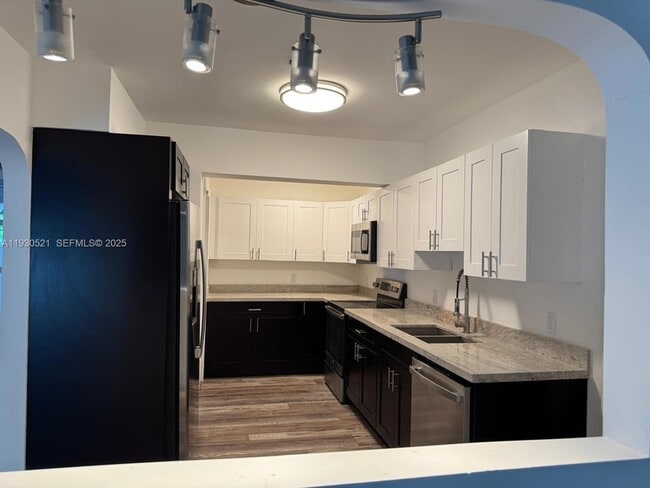 Building Photo - 985 NE 115th St