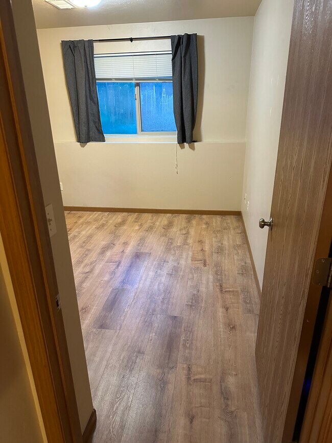 Building Photo - 104 E River Dr