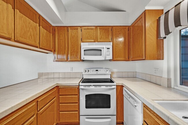 Building Photo - Beautiful Townhome in the Heart of Pleasanton