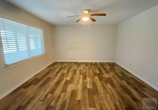 Building Photo - 443 Bayou View Dr