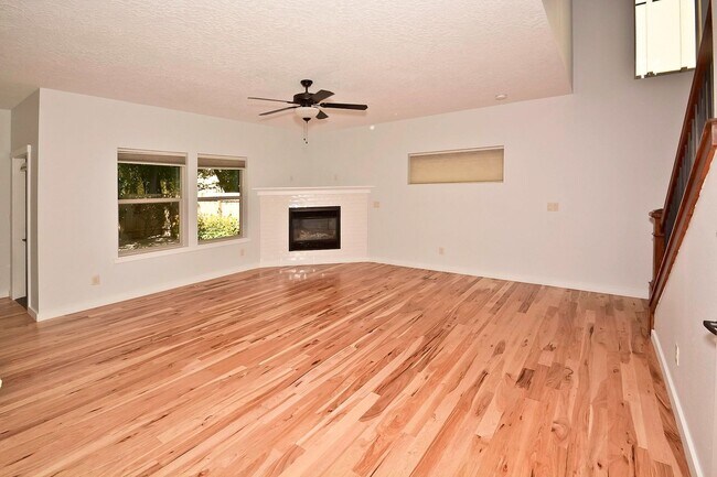 Building Photo - 3 Bedroom 2.5 Bathroom Home in Southeast Boise