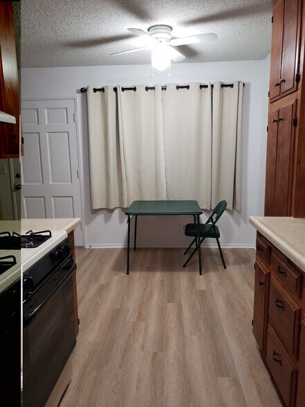 Building Photo - 150 E Lakeshore Dr