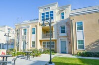 Building Photo - 3BED/4BATH Townhome in Oxnard